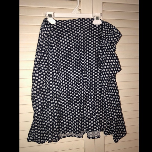 Old Navy Dresses & Skirts - Floral skirt with pockets!